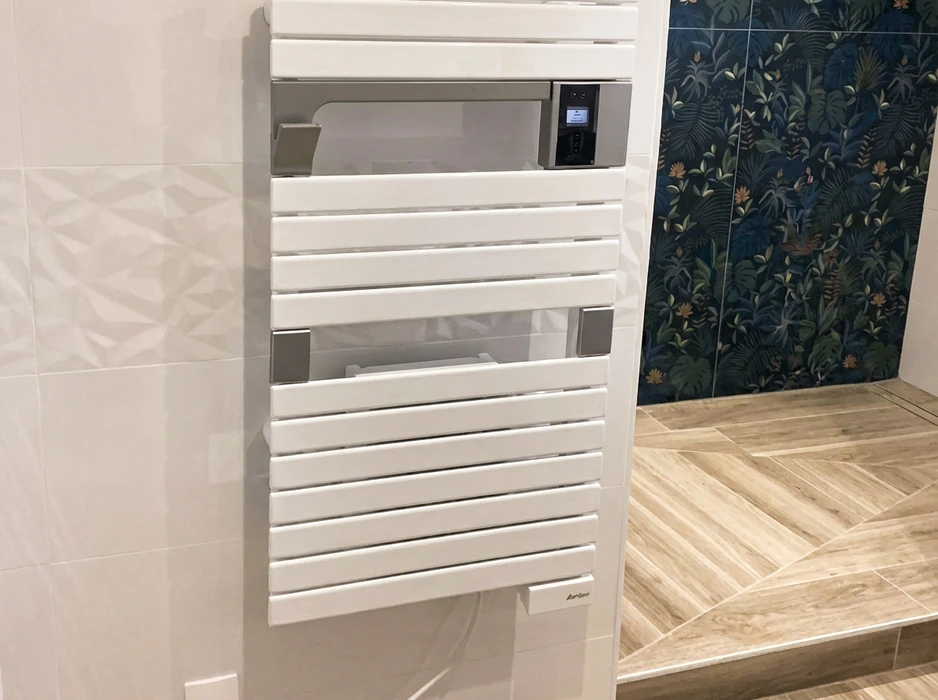 Salle de bain moderne avec carrelage blanc texturé et papier peint tropical bleu
