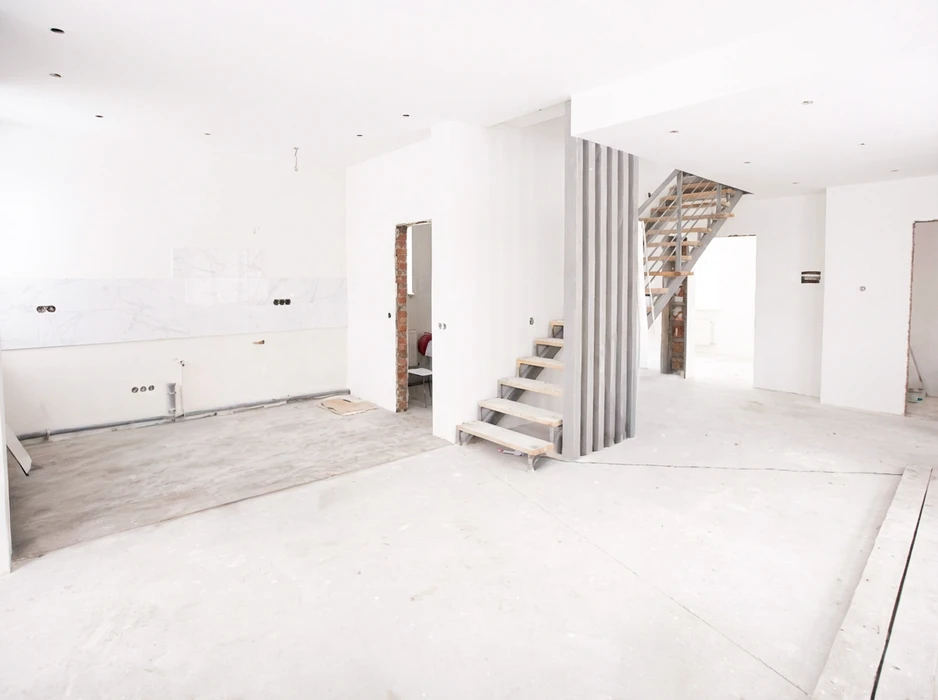 Intérieur d'une maison en cours de rénovation, vide et sans mobilier