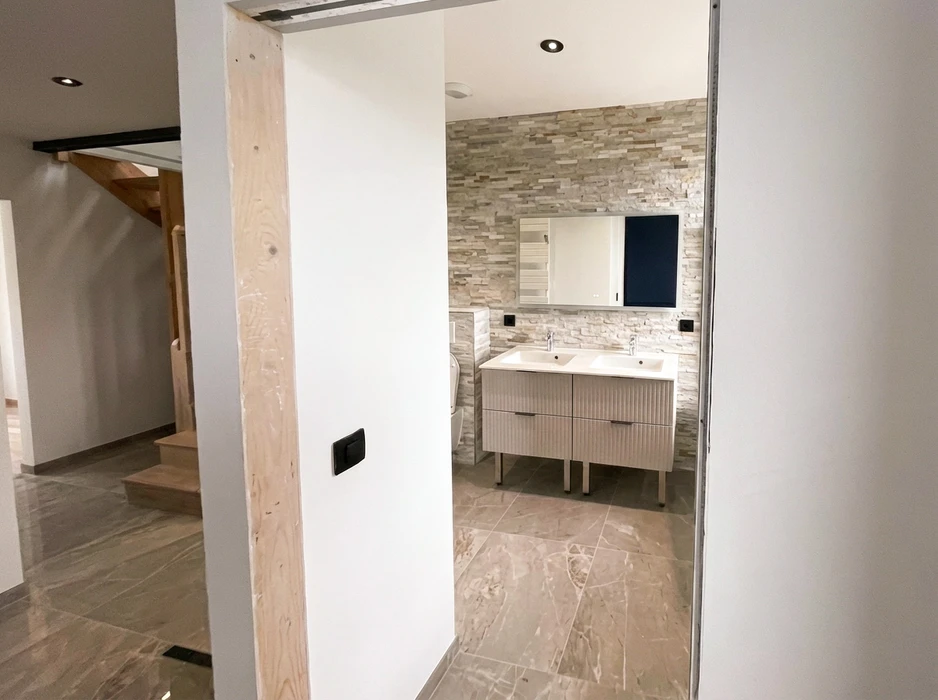 Salle de bain moderne vue depuis un couloir
