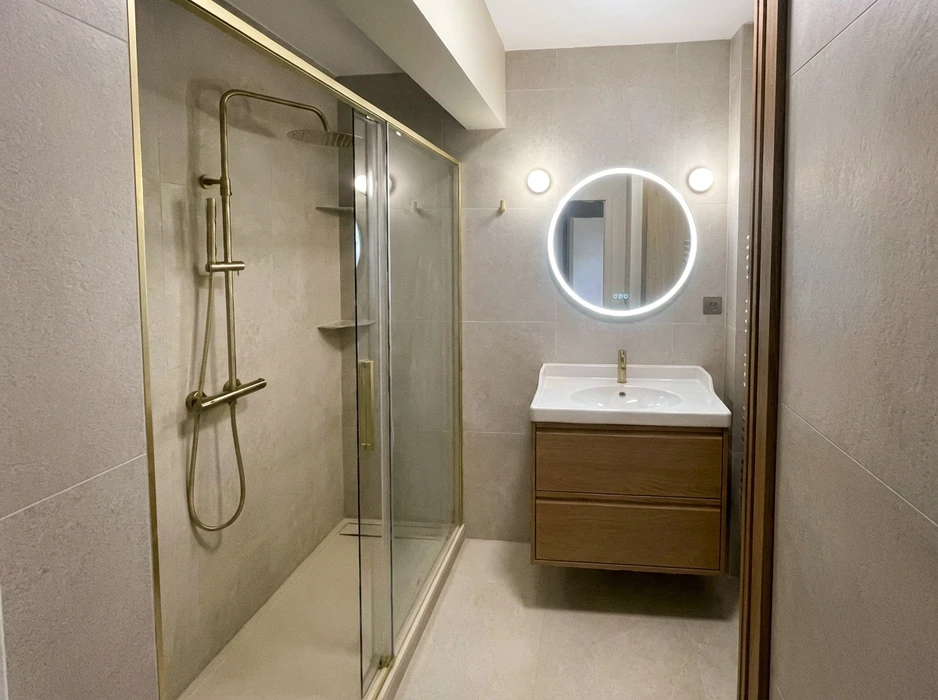 Salle de bain moderne et compacte