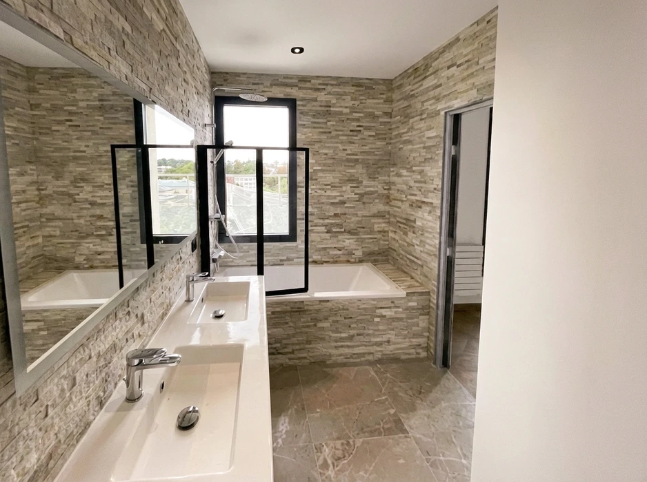 Salle de bain moderne et luxueuse, sans personnage