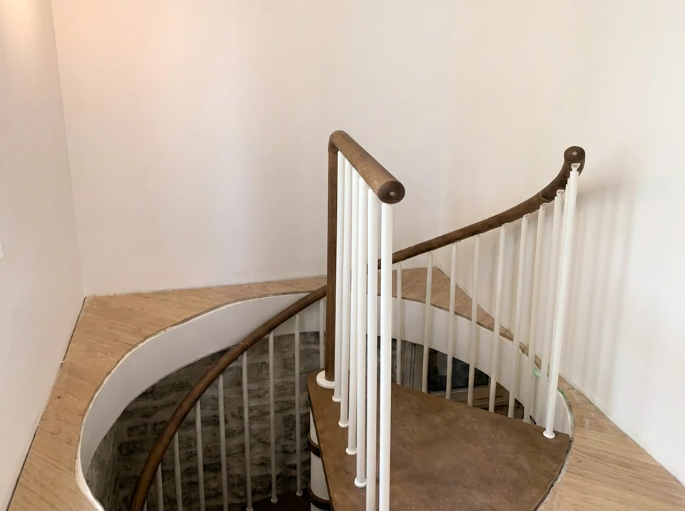 Escalier m&eacute;tallique moderne &agrave; structure ouverte dans un environnement industriel contemporain