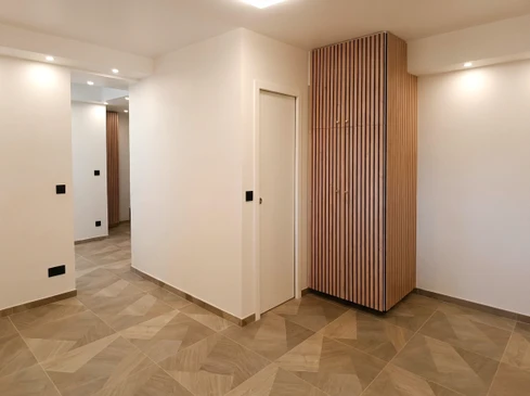 Bel appartement de luxe r&eacute;nov&eacute; dans un immeuble d'appartements avec salle de bain, cuisine neuve, nouveaux &eacute;tages, balcon bien meubl&eacute;