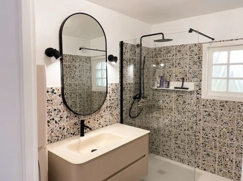 Plombier installant un robinet de baignoire dans une salle de bains moderne
