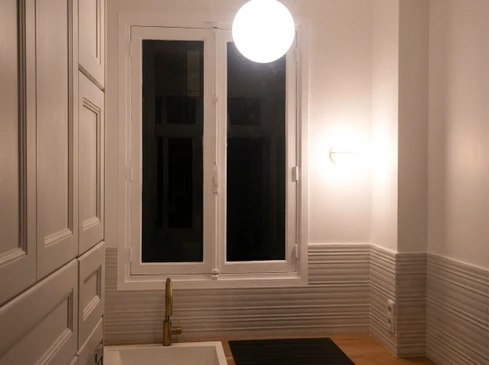 Int&eacute;rieur r&eacute;sidentiel pr&eacute;sentant deux portes d'entr&eacute;e blind&eacute;es c&ocirc;te &agrave; c&ocirc;te