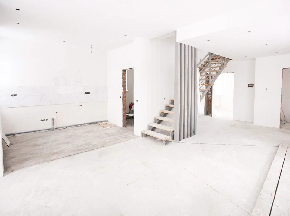 Un décorateur donne des conseils au client, sélectionne  éléments de design pour un nouveau projet de rénovation intérieure