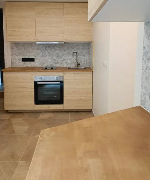 Deux professionnels de l'immobilier examinent des plans dans un appartement vide en cours de visite