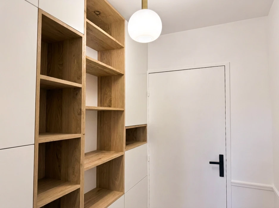 Cuisine compacte neuve avec façades en bois clair, plan de travail stratifié imitation bois