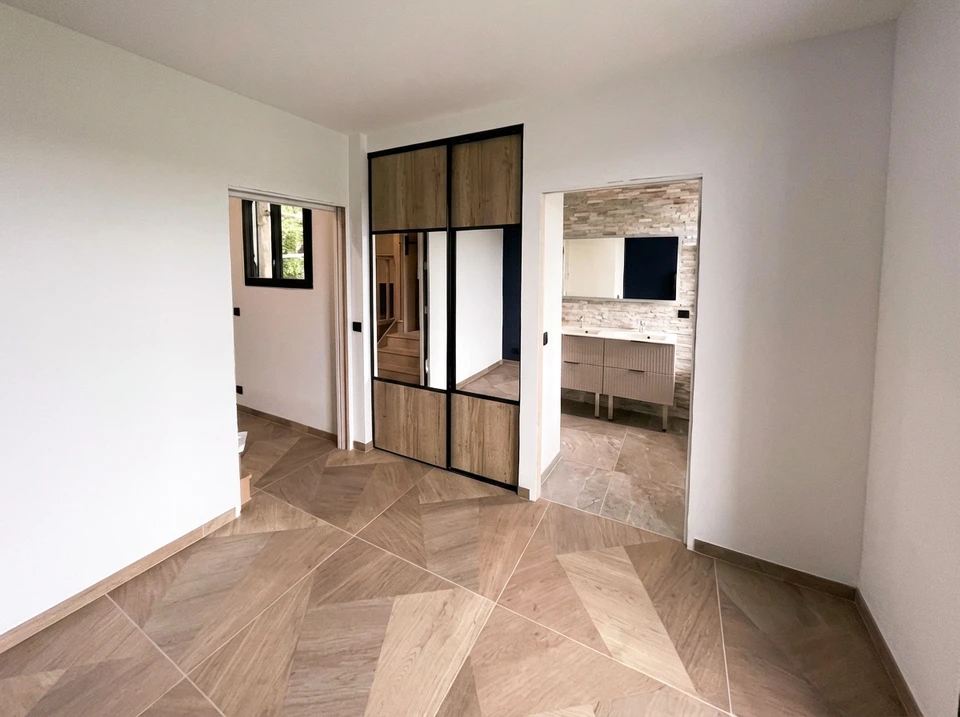 Rénovation complète d'un espace intérieur montrant la transformation avant/après d'une cuisine