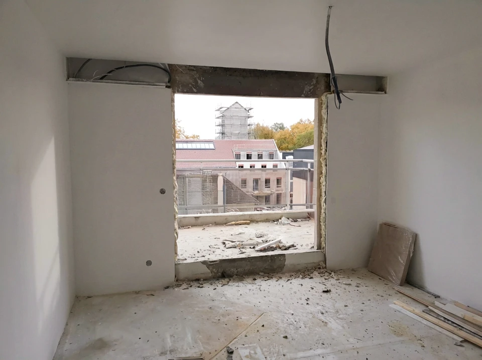 Entrepôt industriel moderne avec porte de quai fermée, sol en béton poli réfléchissant, structure métallique apparente avec poutres en acier galvanisé, éclairage LED haute intensité suspendu