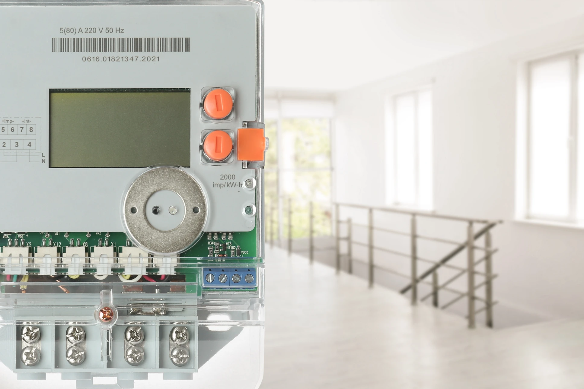 Intérieur domestique, mains d'électricien utilisant une pince à dénuder sur câbles électriques près d'un boîtier d'encastrement bleu fixé au mur blanc