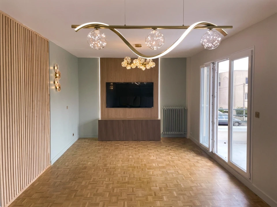 Scène d'intérieur montrant une prise électrique murale défaillante avec flammes visibles et fumée