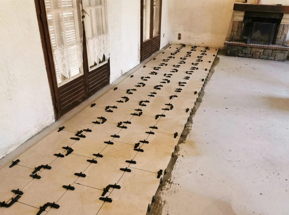 Intérieur d'un chantier de rénovation en cours, vue depuis une pièce vers l'extérieur