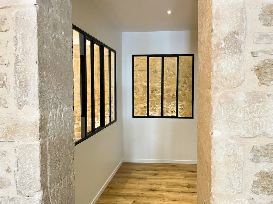 Chantier de rénovation intérieure, pièce vide aux murs en plâtre brut et briques apparentes
