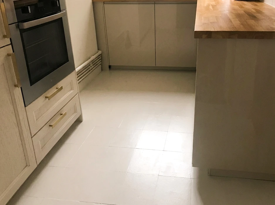 Pièce en cours de finition, vide, avec escalier en bois clair