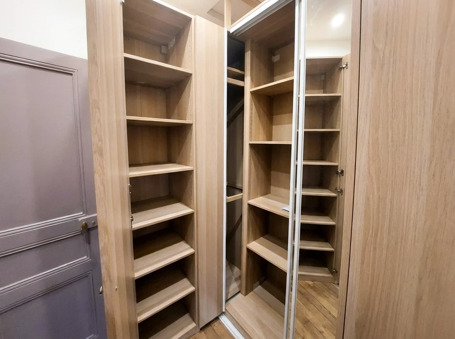 Pièce en cours de finition, vide, avec escalier en bois clair