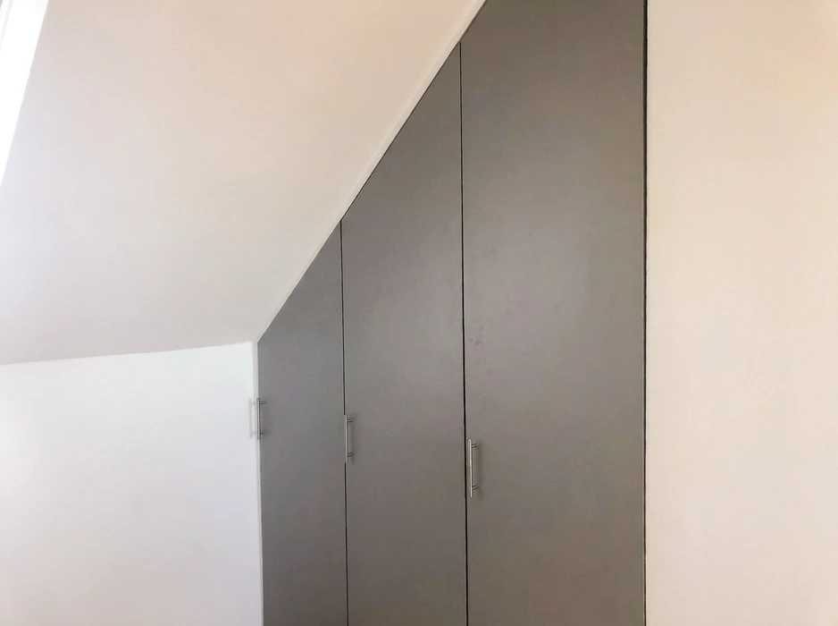 Pièce en cours de finition, vide, avec escalier en bois clair